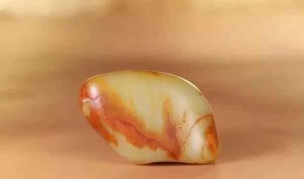 Màu vàng cũng là một trong những màu quý của ngọc Hòa Điền. Ở thời phong kiến, ngọc Hòa Điền màu vàng thậm chí có được xếp trên cả màu trắng mỡ cừu. Nguyên nhân là bởi khi đó, màu vàng được coi là màu của đế vương.