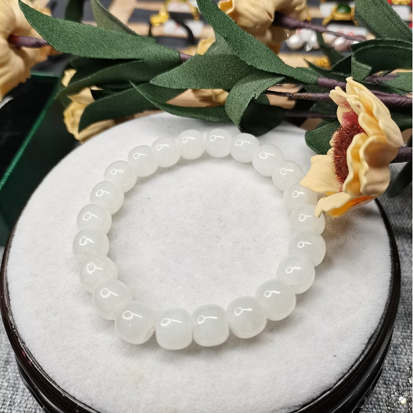 Vào thời Tần Thủy Hoàng cai trị, loại ngọc này được gọi là ngọc Côn Sơn, sau đó nơi này đổi tên thành Vu Điền nên nó được gọi là ngọc Vu Điền.