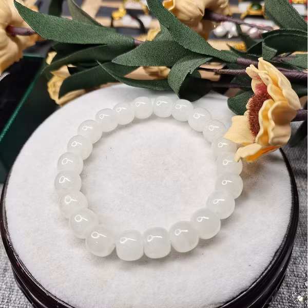 Vào thời Tần Thủy Hoàng cai trị, loại ngọc này được gọi là ngọc Côn Sơn, sau đó nơi này đổi tên thành Vu Điền nên nó được gọi là ngọc Vu Điền.