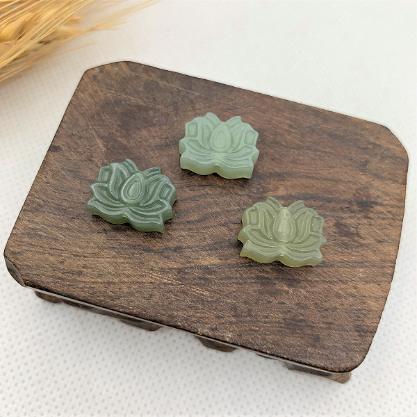 Ngọc Hòa Điền còn có tên gọi khác là Ngọc Bích Tân Cương, nó được tìm thấy ở sườn núi phía bắc Côn Luân - Tân Cương của Trung Quốc. Loại Ngọc này còn có màu sắc đa dạng như: Xanh lam, xanh lục, trắng, đen, vàng,...và hầu hết đều là đơn sắc.