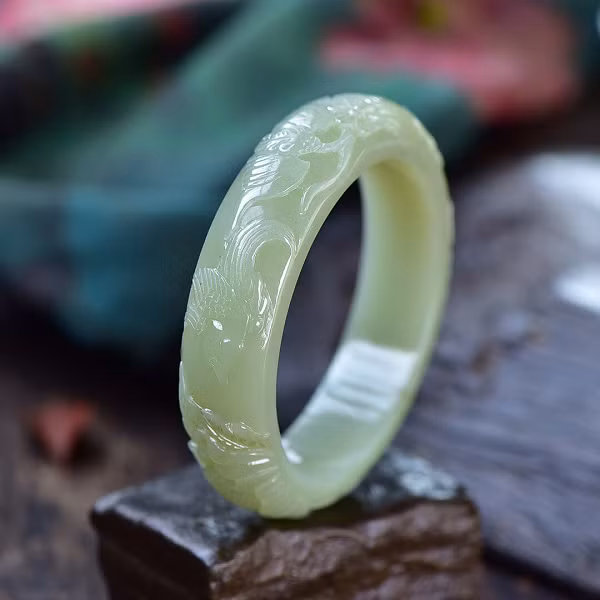  Bạch ngọc mỡ cừu Hòa Điền cũng là một nhánh của ngọc Hòa Điền. Loại ngọc này được khai thác ở núi Côn Luân, giáp với Tây Tạng. Đây là nơi có nguồn thổ nhưỡng tốt vì vậy chất lượng ngọc được tìm thấy rất tốt.