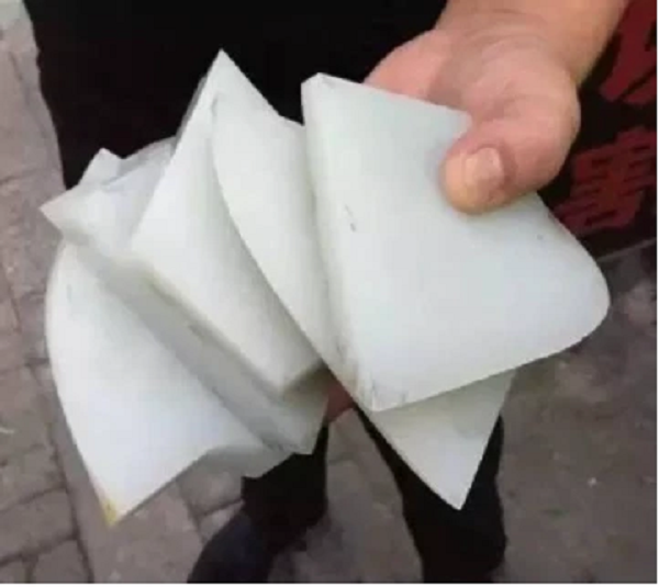 Lão nông đang đào đất trồng cây sau nhà thì bất ngờ va trúng 1 tảng đá lớn có màu trắng đục trông giống hệt những miếng mỡ lợn. Thấy vậy, người này vội gọi người nhà tới đem tảng đá này về.