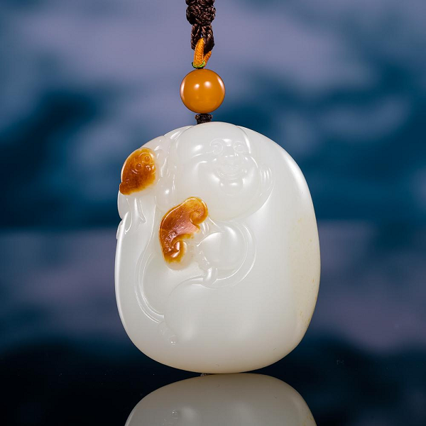 Khi cầm có cảm giác mướt tay tựa như 1 lớp mỡ cừu, vì thế nên nó mới được đặt tên như vậy. Ngọc Hòa Điền là một trong tứ đại danh ngọc của Trung Quốc.