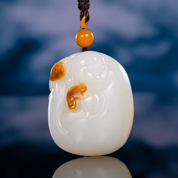 Khi cầm có cảm giác mướt tay tựa như 1 lớp mỡ cừu, vì thế nên nó mới được đặt tên như vậy. Ngọc Hòa Điền là một trong tứ đại danh ngọc của Trung Quốc.