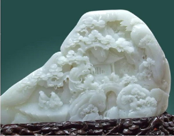 Sau khi kiểm tra kỹ lưỡng, các chuyên gia đã kết luận tảng đá này là một khối ngọc. Họ quyết định nhờ 1 đơn vị kinh doanh đá quý xẻ tảng đá này xem bên trong trông như thế nào. Hóa ra đây là một khối bạch ngọc mỡ cừu Hòa Điền.