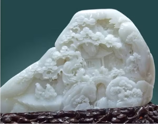 Sau khi kiểm tra kỹ lưỡng, các chuyên gia đã kết luận tảng đá này là một khối ngọc. Họ quyết định nhờ 1 đơn vị kinh doanh đá quý xẻ tảng đá này xem bên trong trông như thế nào. Hóa ra đây là một khối bạch ngọc mỡ cừu Hòa Điền.