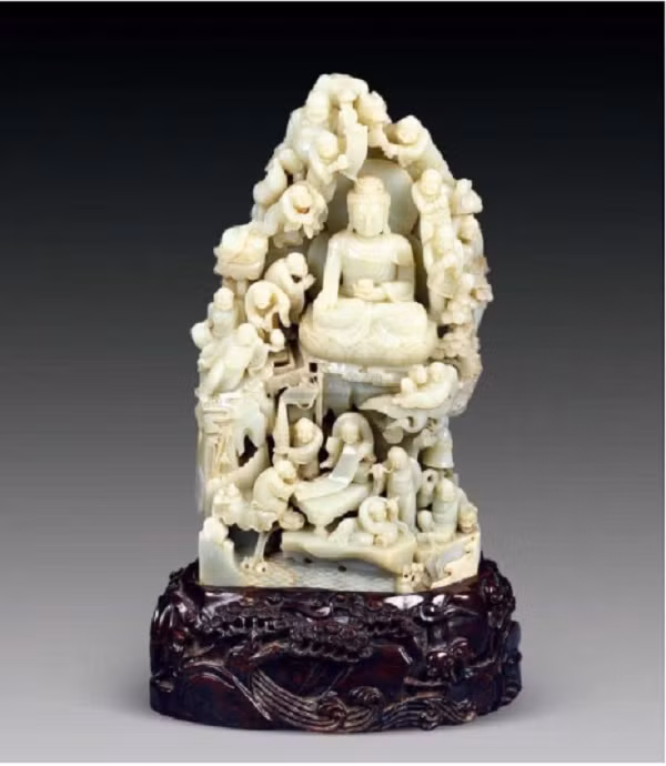 Phần ngọc bên trong rất trắng, nhìn rất thích mắt. Sau đó, họ đã cắt khối ngọc này ra làm nhiều miếng nhỏ và chế tác chúng thành mặt dây chuyền rồi bán với giá cao.