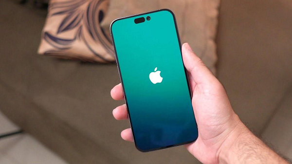 Dù còn nửa năm nữa mới ra mắt nhưng đã có rất nhiều tin đồn về iPhone 14 được công bố. iPhone 14 Pro và Pro Max sẽ tiếp tục được trang bị màn hình ProMotion 120Hz cùng ống kính telephoto với khả năng zoom quang học thực thụ - đây là những tính năng chỉ dành cho bản Pro mà thôi.