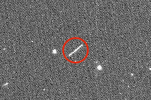 Sự kiện này sẽ đánh dấu lần đầu tiên một thiên thể hứng chịu trực tiếp khối rác vô tình từ nền văn minh của loài người. Nó được kính thiên văn ở Arizona (Mỹ) phát hiện lần đầu tiên vào tháng 3/2015.