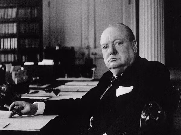 Cựu Thủ tướng Anh Winston Churchill (1874 - 1965) đã một lần thoát chết trong trận oanh tạc của không quân phát xít Đức, do linh tính mách bảo. Churchill viết: "Dường như có một sức mạnh nội tâm đã mách bảo tôi phải rời ngay chỗ đứng".