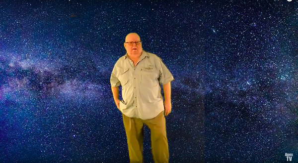 ... Không có cần điều khiển, không có tay lái, không có các thiết bị điều khiển khác. Tuy nhiên có một cái mũ bảo hiểm. Họ nói với tôi rằng phi thuyền điều khiển bằng cảm nhận", ông Miller cho biết thêm.