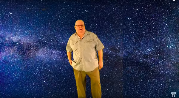 ... Không có cần điều khiển, không có tay lái, không có các thiết bị điều khiển khác. Tuy nhiên có một cái mũ bảo hiểm. Họ nói với tôi rằng phi thuyền điều khiển bằng cảm nhận", ông Miller cho biết thêm.