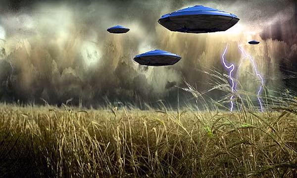 Trong 18 vụ chạm trán UFO, một số được quan sát từ nhiều góc độ, vật thể có chuyển động bất thường hoặc cách bay khiến những người chứng kiến ngạc nhiên, bao gồm đứng yên trong gió mạnh tại độ cao lớn hay di chuyển với tốc độ cực lớn mà không rõ nguồn lực đẩy, báo cáo cho biết.