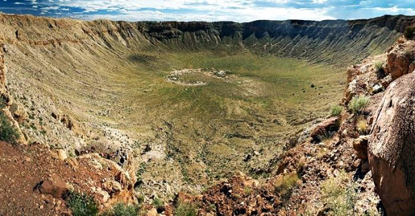 Vụ va chạm đã gây ra loạt hố sơ cấp đường kính 50-60 km có thể đang được chôn sâu dưới lớp trầm tích ở lưu vực phía Bắc Denver, gần biên giới Wyoming - Nebraska.