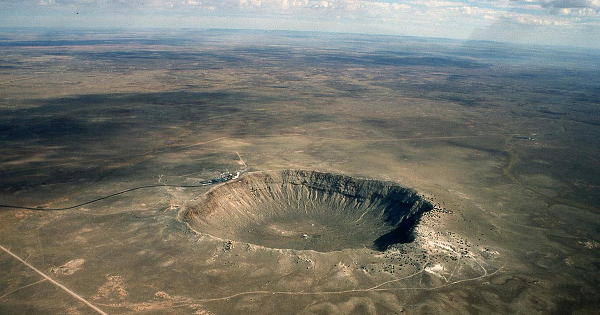 Bên cạnh đó cũng cho thấy chúng được hình thành từ một khối vật thể bị đẩy ra từ một miệng hố va chạm sơ cấp lớp hơn.