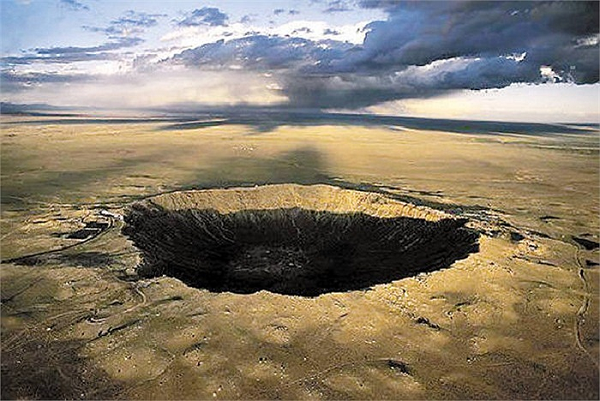 Và điều đặc biệt là dạng miệng hố va chạm thứ cấp như chùm vài chục miệng hố nói trên đã từng được tìm thấy trên Mặt Trăng và vài hành tinh khác, nhưng chưa từng được ghi nhận trên Trái Đất.