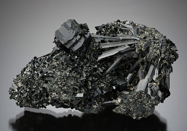 Trong thời kỳ Hadean này, hệ mặt trời đã hình thành trong một đám mây bụi và khí gọi là tinh vân mặt trời, cuối cùng sinh ra các tiểu hành tinh, sao chổi, mặt trăng và các hành tinh.