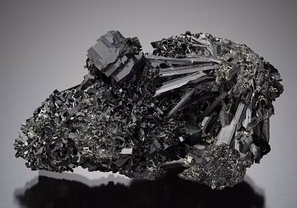 Trong thời kỳ Hadean này, hệ mặt trời đã hình thành trong một đám mây bụi và khí gọi là tinh vân mặt trời, cuối cùng sinh ra các tiểu hành tinh, sao chổi, mặt trăng và các hành tinh.