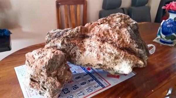 Cụ thể, khi đang loay hoay đánh cá trên bờ biển thì vấp phải một viên đá lạ có hình thù kỳ dị bị dòng nước đẩy dạt vào bờ biển. Vì tò mò về vật thể lạ này, lão ngư này đã đem hòn đá dị dạng này về tìm nguồn gốc bí ẩn của nó.