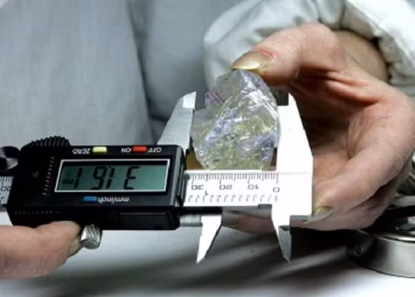 Ngoài ra, Yakutia còn được coi là thủ phủ của kim cương khi trữ lượng kim cương ở đây chiếm khoảng 82% trữ lượng của nước Nga. Vùng lãnh thổ này còn chứa 58 loại khoáng sản khác như vàng, antimony, urani, than đá và khí đốt tự nhiên.