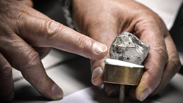 Được biết, trước khi các nhà nghiên cứu địa chất Nga và những nhà công nghiệp khai thác kim cương đến với Yakutia, dân bản xứ không quan tâm lắm đến việc tìm kiếm loại đá quý giá này.