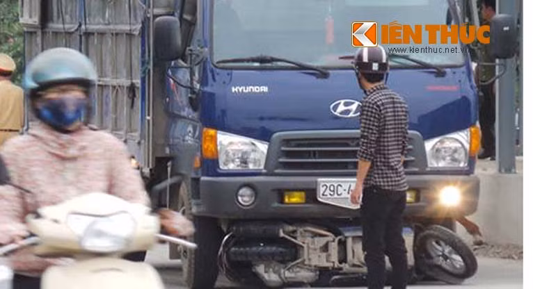 Thieu nu truot nga tren duong, chet tham duoi gam xe tai-Hinh-2