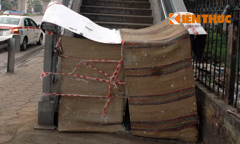 Lối lên cũng đang được đắp chiếu.