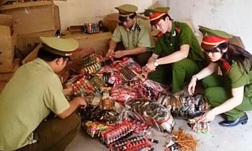 Thu giu mot tan banh keo Trung Quoc tuon vao Ha Noi