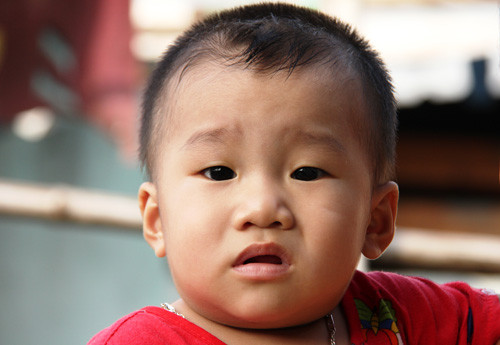 Be so sinh bi bat coc chan dong du luan gio ra sao?