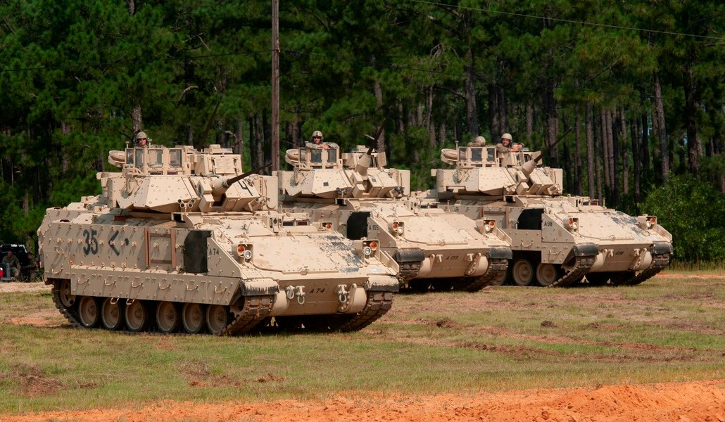 Bất chấp việc Mỹ đã tiến hành hiện đại hóa M2 Bradley bằng cách trang bị hệ thống điều khiển hỏa lực hiện đại và bổ sung giáp phản ứng nổ, tuy nhiên điều này chỉ có trên những phiên bản mới nhất.