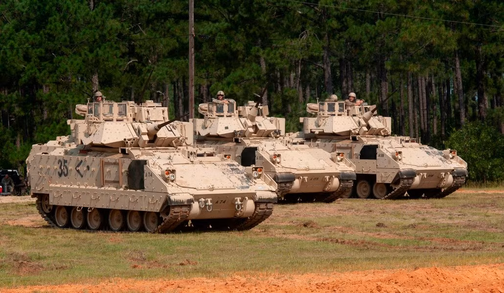 Bất chấp việc Mỹ đã tiến hành hiện đại hóa M2 Bradley bằng cách trang bị hệ thống điều khiển hỏa lực hiện đại và bổ sung giáp phản ứng nổ, tuy nhiên điều này chỉ có trên những phiên bản mới nhất.