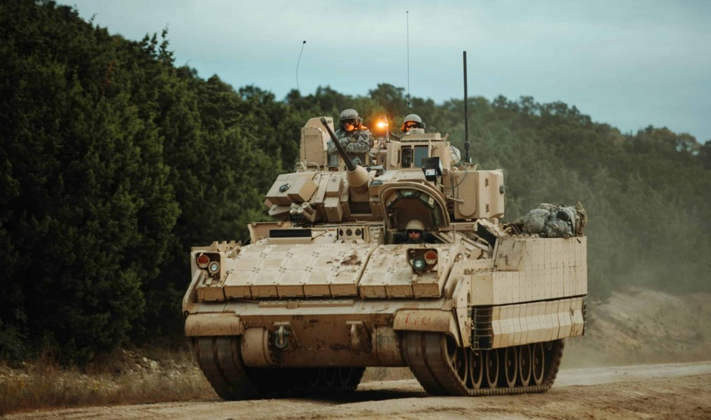 Đại tá Knutov cho rằng M2 Bradley có rất nhiều điểm yếu. Một trong số những thiếu sót chính của chiếc IFV này được người đối thoại của tờ PE chỉ ra đó là mang được ít binh sĩ và hệ thống chỉ thị mục tiêu đã lỗi thời.