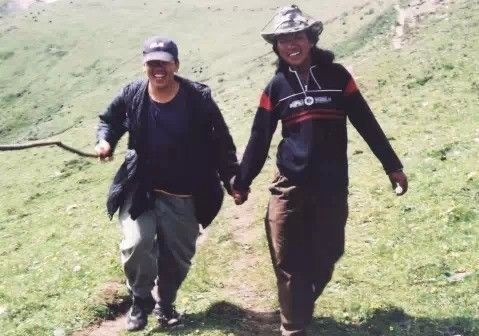 Thường mọi người nghĩ, người cùng giới dắt tay nhau là đồng tính. Nhưng đến Tây Tạng, bạn sẽ thấy người dân nơi đây rất nhiệt tình bắt tay hay dắt tay. Khi bắt tay, tay trái họ ôm lấy tay bạn, tay phải thì vỗ vỗ. Còn khi đưa bạn đi tham quan, họ hay dắt tay, vừa dắt còn như vừa làm động tác dung dăng dung dẻ. Việc này bất luận già trẻ gái trai. Nhưng bạn đừng lo, họ chẳng có ý gì đâu, chỉ là vì hiếu khách, và đây là thói quen trong cuộc sống hằng ngày.