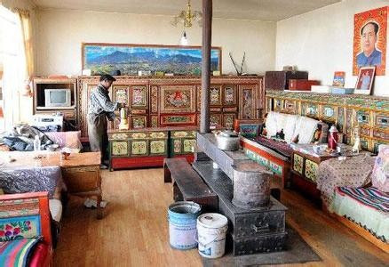 Mức độ giàu nghèo: Suy nghĩ của người ngoài: Người dân Tây Tạng rất nghèo. Thực tế: Tuy một số vùng sâu, xa của Tây Tạng vẫn còn nghèo, nhưng những nơi như Lhasa hay Nyingchi, người dân có vẻ không hề thiếu tiền. Trong bảng xếp hạng lương bình quân các thành phố ở Trung Quốc năm 2014, Lhasa có mức lương cao hơn cả Bắc Kinh, Thượng Hải!