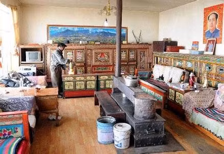 Mức độ giàu nghèo: Suy nghĩ của người ngoài: Người dân Tây Tạng rất nghèo. Thực tế: Tuy một số vùng sâu, xa của Tây Tạng vẫn còn nghèo, nhưng những nơi như Lhasa hay Nyingchi, người dân có vẻ không hề thiếu tiền. Trong bảng xếp hạng lương bình quân các thành phố ở Trung Quốc năm 2014, Lhasa có mức lương cao hơn cả Bắc Kinh, Thượng Hải!