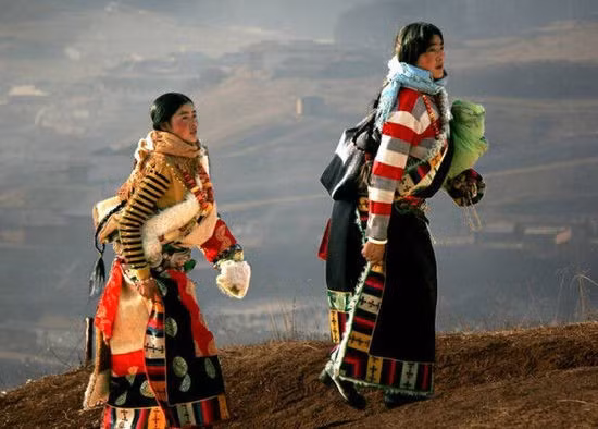 Nhiều người cho rằng người Tây Tạng đỏ da vì phơi nắng nhiều mà thành. Thực tế: Nhiều đời sinh sống ở cao nguyên, thiếu oxy là nguyên nhân khiến cho trên cơ thể người Tây Tạng những nơi có huyết quản thanh mảnh có hiện tượng giãn nở cục bộ, đây chính là lý do khiến da của một số bộ phận trên cơ thể của họ như má, môi, giác mạc,... có màu đỏ hơn người thường. Thêm vào đó tia tử ngoại nơi đây rất mạnh, khiến da của trẻ em, phụ nữ và những người hay làm việc ngoài trời có màu đỏ đậm hơn thông thường.