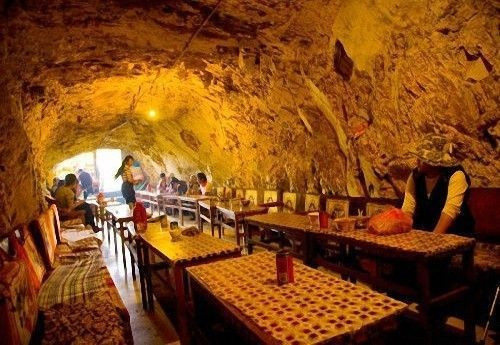 Mùa đông không hẳn lạnh cực độ như mọi người tưởng. Suy nghĩ của người ngoài là mùa hè đã băng tuyết trắng xóa thì mùa đông càng lạnh buốt. Có thể là do mọi người xem ảnh Tây Tạng hay nhìn thấy núi tuyết cả năm bốn mùa chẳng lúc nào tan, nên đã mặc định rằng mùa đông ở đây rất lạnh. Thực tế không phải vậy. Do không khí ở Tây Tạng loãng, nên ánh nắng mặt trời và thời gian chiếu sáng đều rất đầy đủ. Mùa đông cũng không ngoại lệ. Tuy nhiên, du khách tới đây nên chú ý, cũng chính vì không khí loãng, nhiệt độ giữa ngày và đêm chênh nhau rất nhiều, nên không nên xem thường đêm đông ở đây.