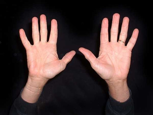 Ra dấu bằng ngón giữa: Suy nghĩ của người ngoài: Ra dấu bằng ngón giữa có ý chửi mắng. Thực tế: Ở Tây Tạng, khi nhận xét về người hoặc vật, 5 ngón tay của họ có ý nghĩa biểu đạt thế này: Xếp thứ nhất: Giơ ngón tay cái, động tác này giống với hầu hết các nước trên thế giới. Xếp thứ nhì: Ngón cái và ngón trỏ chụm đầu vào nhau, tuy nhiên động tác này ít được dùng hơn. Xếp thứ ba (tức là bình thường): Giơ ngón giữa, động tác này làm rất nhiều du khách hiểu lầm là chửi mắng họ, nhưng người Tây Tạng khi làm động tác này chỉ đơn thuần là một sự đánh giá, không có ý gì khác. Xếp thứ tư: Giơ ngón áp út, khi người Tây Tạng làm động tác này thì đánh giá của họ là tạm chấp nhận được, không đến nỗi nào. Động tác này cũng ít được làm hơn các động tác khác. Xếp thứ năm: Giơ ngón út, có nghĩa là kém. Còn nếu bạn bị họ nhận xét bằng dấu hiệu ngón cái và ngón út chụm đầu vào nhau, thì bạn nên xem lại mình một chút, bởi đây là cách họ biểu đạt việc bạn đang làm còn kém hơn cả kém.