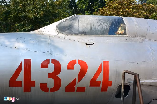 Chỉ trong riêng năm 1967, có 9 phi công của Không quân nhân dân Việt Nam đã thay nhau ngồi trong khoang lái này, bắn rơi 14 máy bay các loại của Mỹ. 8 trong số 9 phi công nói trên đã được tuyên dương và truy tặng danh hiệu Anh hùng lực lượng vũ trang nhân dân.