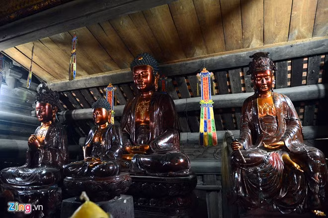 Trong sách chùa Việt Nam, giáo sư Hà Văn Tấn khẳng định bộ tượng Di Đà Tam tôn ở chùa Thầy có niên đại 1607 hiện là bộ tượng Di Đà Tam tôn sớm nhất Việt Nam.