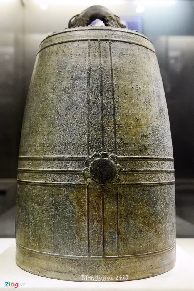 Chuông Thanh Mai được đúc năm 798, có tuổi đời lên đến 13 thế kỷ hiện đang được trưng bày tại Bảo tàng Hà Nội. Theo các chuyên gia về cổ vật thì quả chuông đồng này có niên đại sớm nhất Việt Nam, được nhân dân xã Thanh Mai, huyện Thanh Oai tìm thấy năm 1986 trong một lần đào mương khai thông hệ thống thủy lợi của thôn ở độ sâu 3,5 m.