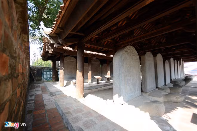 Bia tiến sĩ Văn Miếu Thăng Long gồm 82 tấm bia đá, được dựng từ năm 1484 (niên hiệu Hồng Đức thứ 15) đến năm 1780 (niên hiệu Cảnh Hưng thứ 41), khắc các bài văn bia đề danh tiến sĩ Nho học Việt Nam của các khoa thi Đình từ năm 1442 (niên hiêu Đại Bảo thứ 3) đến năm 1779 (niên hiệu Cảnh Hưng thứ 40).