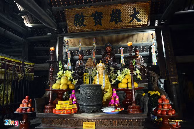 Bộ tượng Di Đà Tam Tôn chùa Thầy có niên đại đầu thế kỷ XVII gồm ba pho tượng phật A Di Đà, Quan Thế Âm Bồ Tát và phật Đại Thế Chí (hiện lưu giữ tại chùa Thượng, chùa Thầy, xã Sài Sơn, huyện Quốc Oai). Bộ tượng được đặt trên vị trí cao nhất của Tam Bảo.