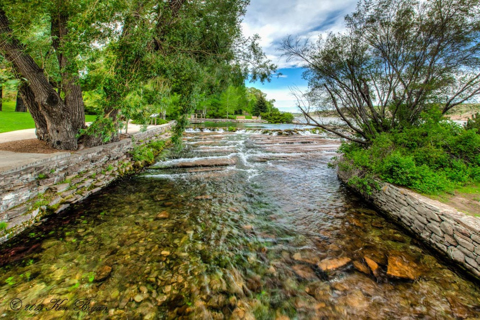 Sông Roe nằm ở Great Falls bang Montana, Mỹ dài khoảng 60 m, sâu trung bình khoảng 2 m. Nơi đây được công nhận là sông ngắn nhất thế giới vào năm 1989. Tuy nhiên, ngày nay, sách kỷ lục Guiness không còn danh hiệu này vì có rất nhiều tranh cãi về các tiêu chí xét duyệt. Ảnh: Ken Bryan.