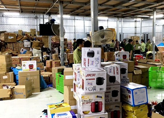 Lien tuc triet pha nhieu kho hang gia, chi ngoi livestream... ngay chot 1.000 don