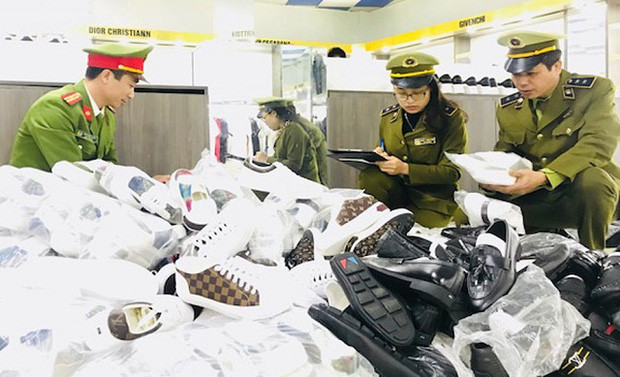 Lien tuc triet pha nhieu kho hang gia, chi ngoi livestream... ngay chot 1.000 don-Hinh-5