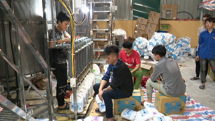 Nhan vien Cty Dat Anh dang dong goi nuoc giat gia bi quan ly thi truong bat giu