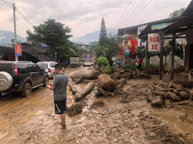 Người dân địa phương cho biết, lúc đó anh đang ngủ thì nghe thấy tiếng lục cục như đá lăn. Khi anh ra ngoài xem thì thấy ô tô bán tải bị trôi.