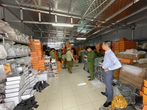 Lien tuc triet pha nhieu kho hang gia, chi ngoi livestream... ngay chot 1.000 don-Hinh-3