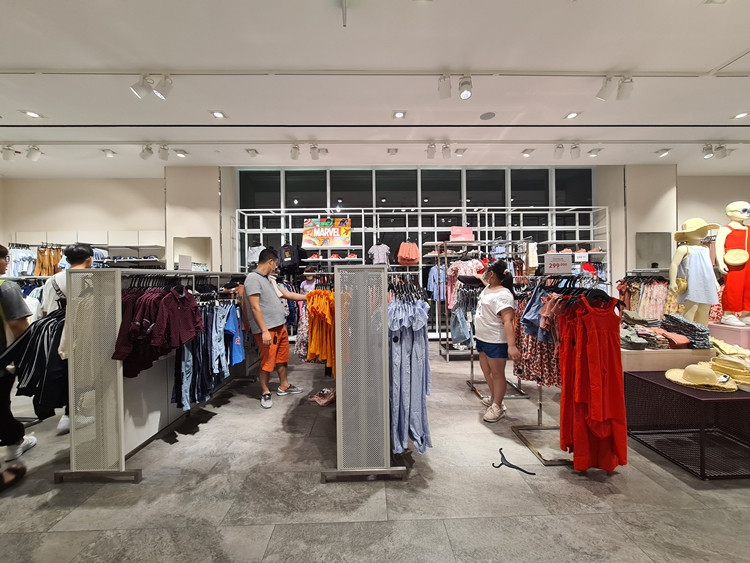 Khu vực đồ trẻ em chung tình cảnh thưa vắng khách tham quan, mua sắm.